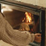 Les erreurs à éviter pour minimiser la suie sur la vitre du poêle