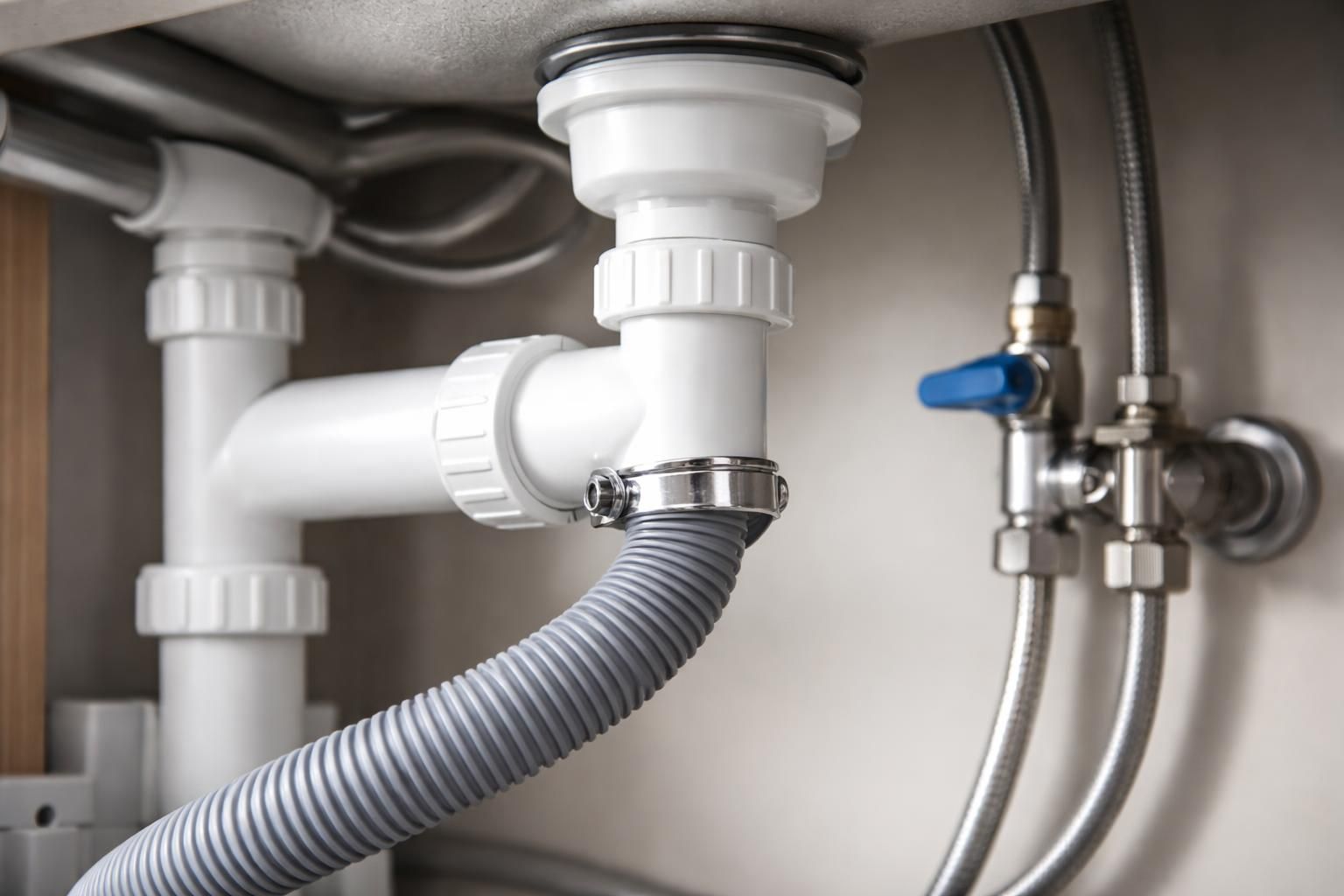 découvrez comment raccorder correctement l'évacuation de votre lave-vaisselle sur le siphon de votre évier, avec des conseils pratiques et les règles à respecter pour un installation efficace et sans fuite.