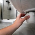 Comment démonter le siphon de la douche sans outil compliqué