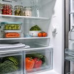 Découvrez comment éviter la formation de glace dans le frigo avec ces astuces pratiques